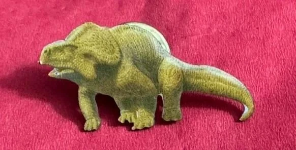 Pin metálico o broche Metal pin Luzil dinosaurios Protoceratops